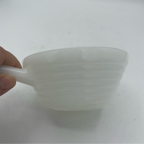 Vintage FIRE-KING WHITE BEEHIVE SOUP BOWL w/ HANDLE Ovenware Made in USA - Picture 5 of 9